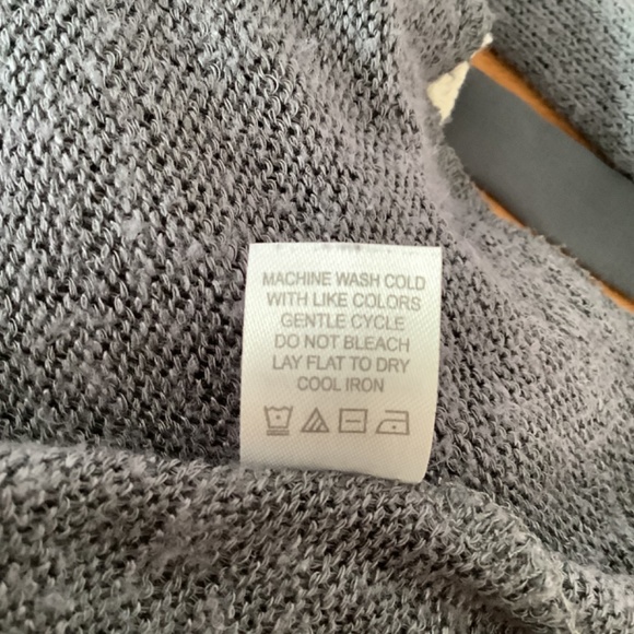 C TOP SIZE SMALL GREY EMBROIDERED LACE HEM KEYHOLE WITH BOW ON BACK - Picture 7 of 9